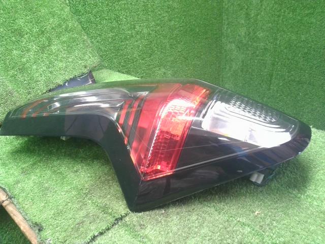 【中古】ｅＫクロス 5AA-B37W 左テールランプ MQ714741 自社品番250472 U17