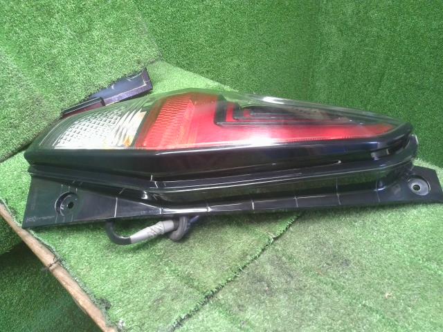 【中古】ｅＫクロス 5AA-B37W 左テールランプ MQ714741 自社品番250472 U17