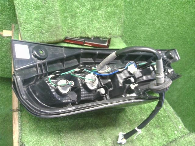 【中古】ｅＫクロス 5AA-B37W 左テールランプ MQ714741 自社品番250472 U17