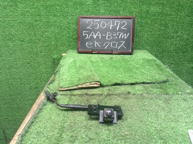 【中古】ｅＫクロス 5AA-B37W フロントグリル用 カメラ MQ714854 自社品番250472 U17