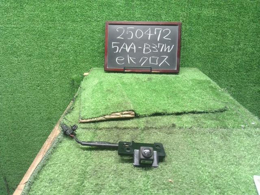【中古】ｅＫクロス 5AA-B37W フロントグリル用 カメラ MQ714854 自社品番250472 U17