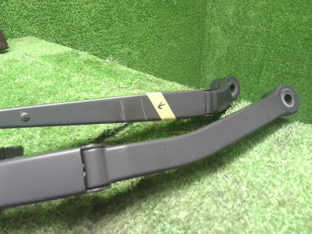 【中古】ｅＫクロス 5AA-B37W フロントワイパーアーム MQ714930 自社品番250472 U17