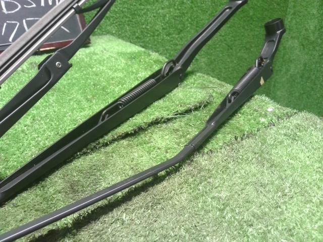【中古】ｅＫクロス 5AA-B37W フロントワイパーアーム MQ714930 自社品番250472 U17