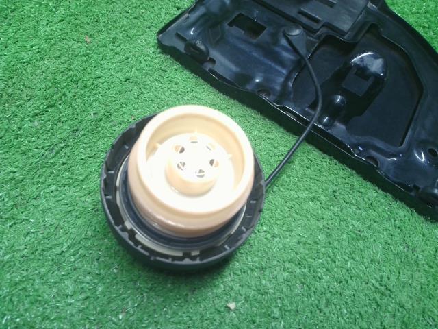 【中古】エブリィ ABA-DA17W フューエルリッド 給油口パネル 65910-64P00 自社品番250485 ZJ3