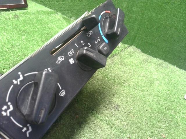 【中古】クリッパー GBD-U72T エアコン AC スイッチパネル 27511-6A0A4 自社品番250492 3EN/W37