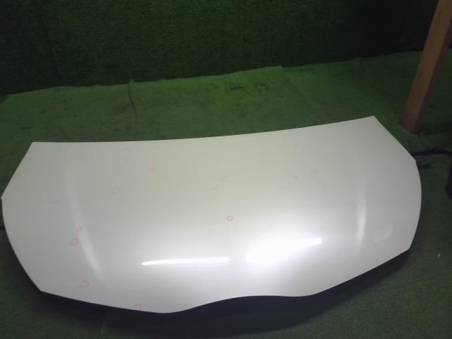【中古】ヴィッツ DBA-NSP135 ボンネットフード 53301-52310 自社品番250493 070