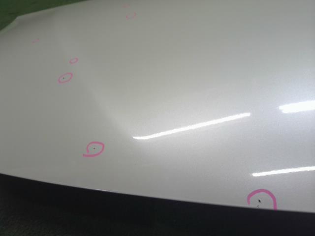 【中古】ヴィッツ DBA-NSP135 ボンネットフード 53301-52310 自社品番250493 070