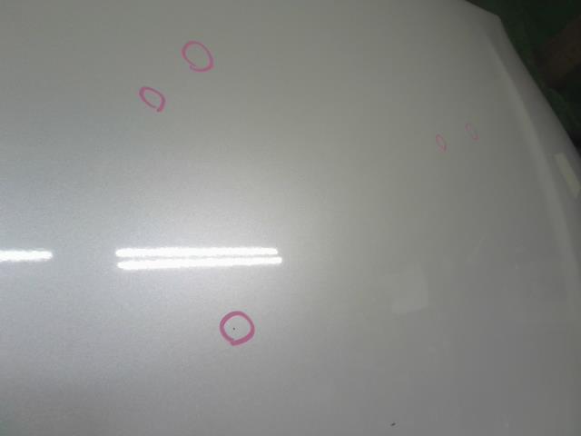 【中古】ヴィッツ DBA-NSP135 ボンネットフード 53301-52310 自社品番250493 070