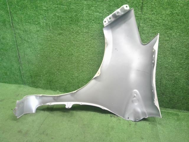 【中古】ヴィッツ DBA-NSP135 右フロントフェンダー 53811-52390 自社品番250493 070