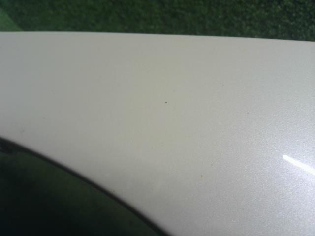 【中古】ヴィッツ DBA-NSP135 右フロントフェンダー 53811-52390 自社品番250493 070