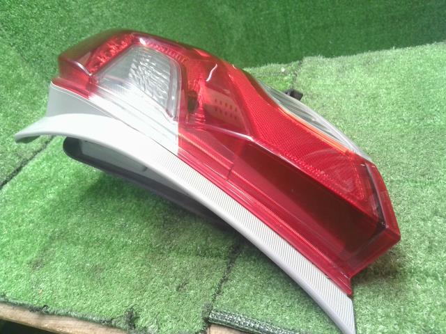【中古】ヴィッツ DBA-NSP135 右テールランプ 81550-52B90 自社品番250493 070