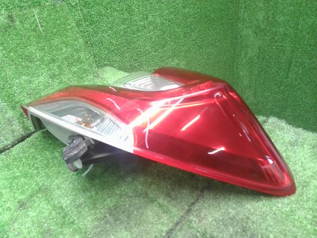 【中古】ヴィッツ DBA-NSP135 右テールランプ 81550-52B90 自社品番250493 070