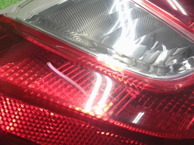 【中古】ヴィッツ DBA-NSP135 右テールランプ 81550-52B90 自社品番250493 070