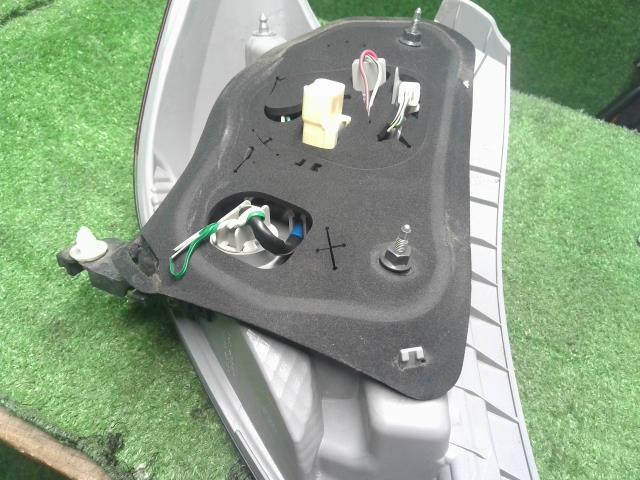 【中古】ヴィッツ DBA-NSP135 右テールランプ 81550-52B90 自社品番250493 070