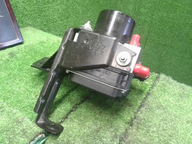 【中古】VW ポロ DBA-6RCBZ ＡＢＳアクチュエーター 6R0614517BA 自社品番250499