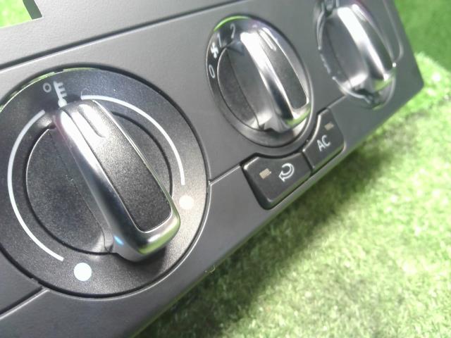 【中古】VW ポロ DBA-6RCBZ エアコン AC スイッチパネル 6R0820045G 自社品番250499
