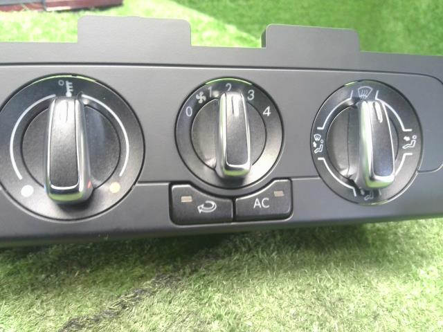 【中古】VW ポロ DBA-6RCBZ エアコン AC スイッチパネル 6R0820045G 自社品番250499