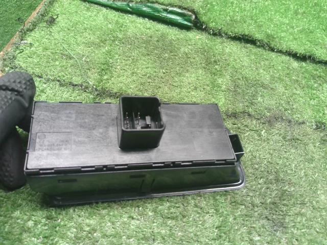 【中古】VW ポロ DBA-6RCBZ パワーウインドウ PWスイッチ 1K4959857B 自社品番250499