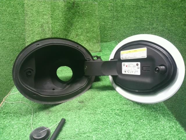 【中古】ジープ チェロキー ABA-KL24 フューエルリッド 給油口 蓋 自社品番250501