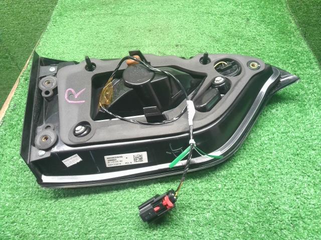 【中古】ジープ チェロキー ABA-KL24 右テールランプ 内側 フィニッシャーランプ  自社品番250501