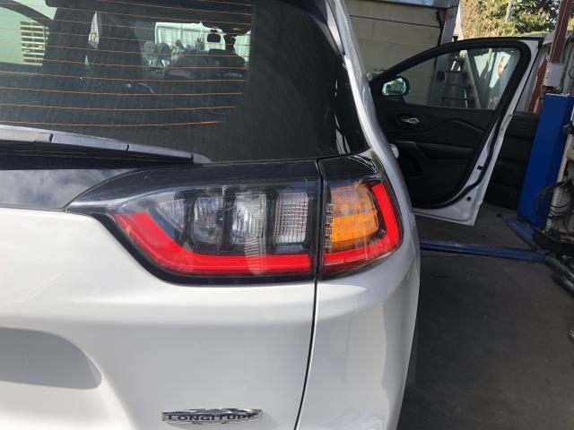 【中古】ジープ チェロキー ABA-KL24 右テールランプ 内側 フィニッシャーランプ  自社品番250501