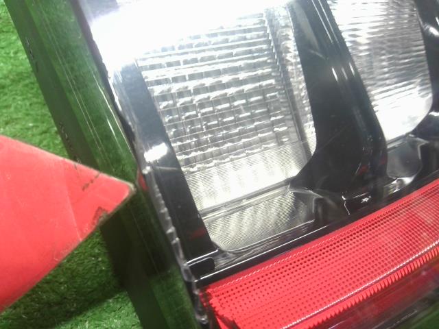 【中古】ジープ チェロキー ABA-KL24 左テールランプ 内側 フィニッシャーランプ  自社品番250501
