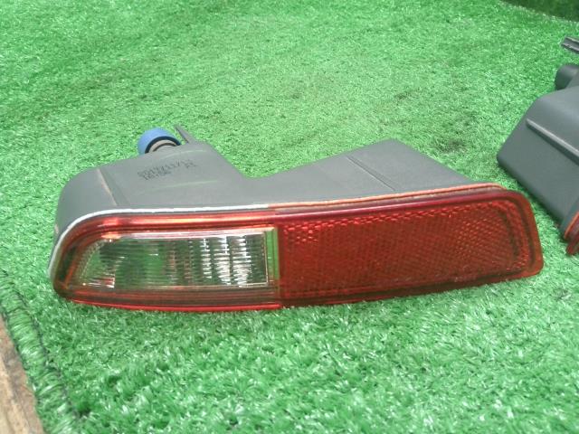 【中古】ジープ チェロキー ABA-KL24 リアバンパー 用 リフレクター 反射板 左右セット  自社品番250501