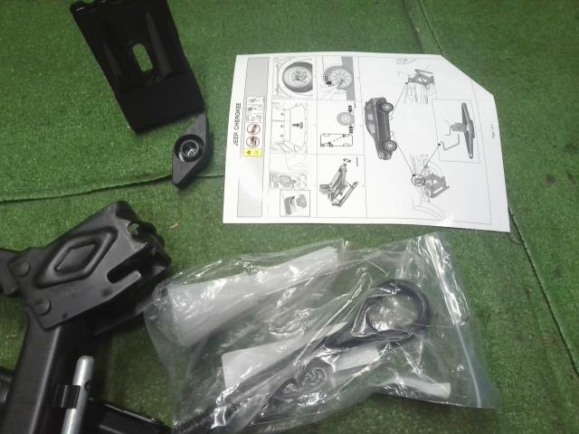 【中古】ジープ チェロキー ABA-KL24 T165/80D17 スペアタイヤ テンパータイヤ 車載工具　セット 自社品番250501