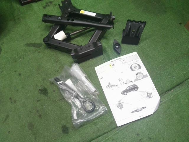 【中古】ジープ チェロキー ABA-KL24 T165/80D17 スペアタイヤ テンパータイヤ 車載工具　セット 自社品番250501