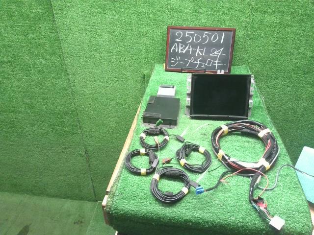 【中古】ジープ チェロキー ABA-KL24 純正 カーナビゲーション  自社品番250501