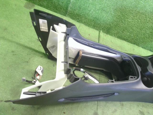 【中古】ジープ チェロキー ABA-KL24 センター コンソールボックス  自社品番250501