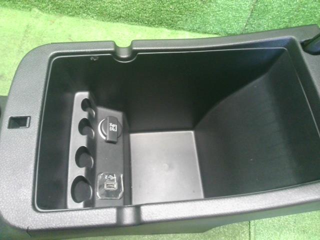 【中古】ジープ チェロキー ABA-KL24 センター コンソールボックス  自社品番250501