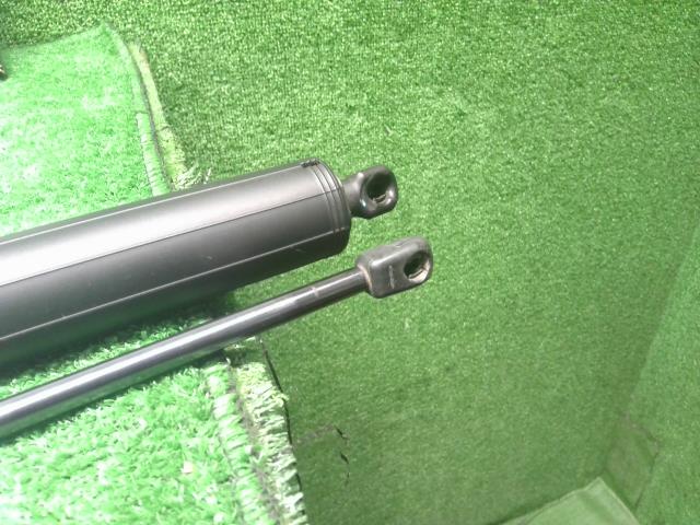 【中古】ジープ チェロキー ABA-KL24 バックドアダンパー ゲートショック バックドアショック 自社品番250501