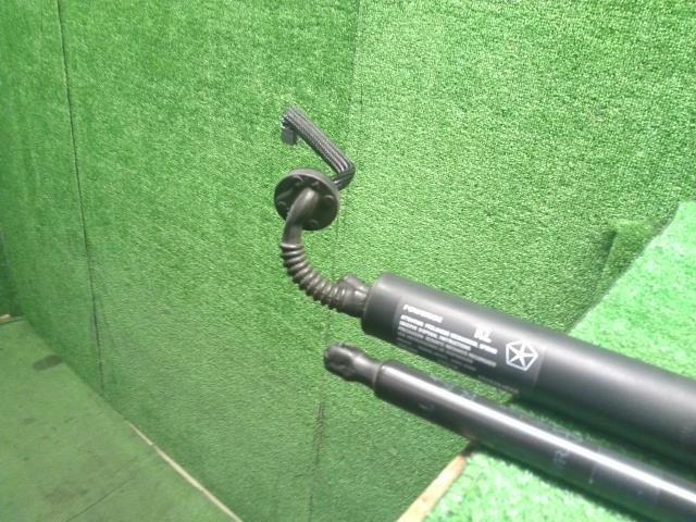 【中古】ジープ チェロキー ABA-KL24 バックドアダンパー ゲートショック バックドアショック 自社品番250501