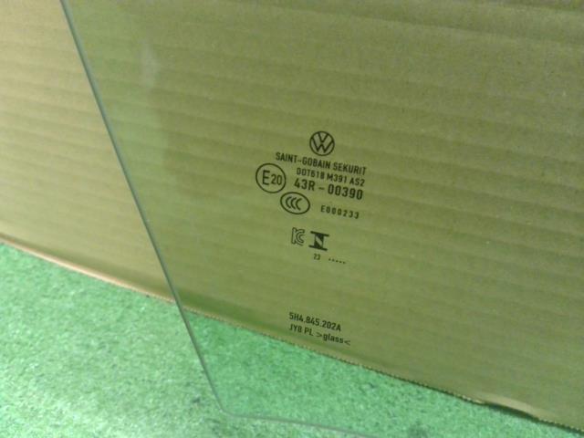 【中古】VW ゴルフヴァリアント 3AA-CDDLAV 右フロントドアガラス  自社品番250502