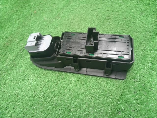 【中古】VW ゴルフヴァリアント 3AA-CDDLAV パワーウインドウ PWスイッチ  自社品番250502