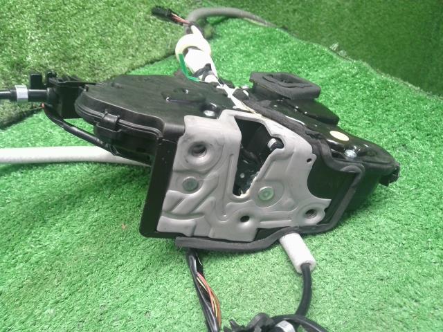 【中古】VW ゴルフヴァリアント 3AA-CDDLAV 右フロントドアロック  自社品番250502