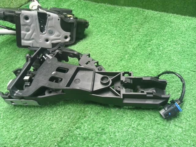 【中古】VW ゴルフヴァリアント 3AA-CDDLAV 右フロントドアロック  自社品番250502