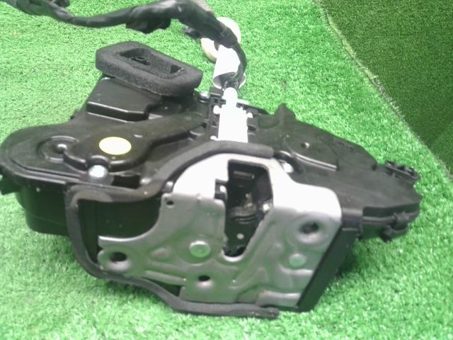 【中古】VW ゴルフヴァリアント 3AA-CDDLAV 左フロントドアロック  自社品番250502