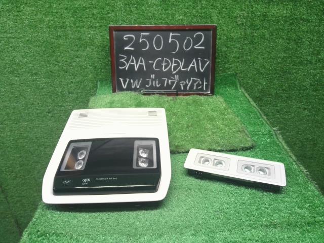 【中古】VW ゴルフヴァリアント 3AA-CDDLAV ルームランプ  自社品番250502