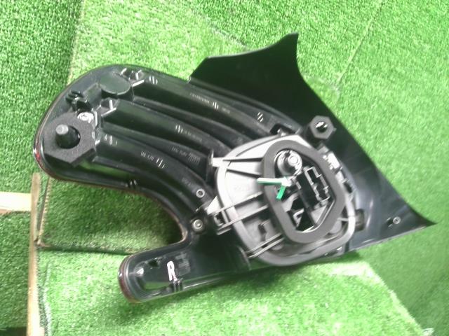 【中古】プジョー 208 ABA-A9HN01 右テールランプ  自社品番250503