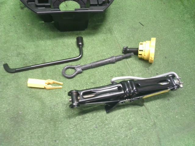 【中古】195/55R16 16インチ プジョー 208 ABA-A9HN01 スペアタイヤ 工具セット 自社品番250503