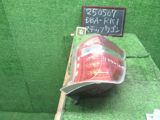 【中古】ステップワゴン DBA-RK1 右テールランプ 33500-SZW-J11 自社品番250507 NH737M