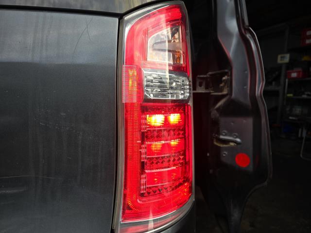 【中古】ステップワゴン DBA-RK1 右テールランプ 33500-SZW-J11 自社品番250507 NH737M