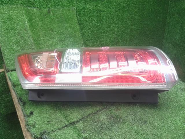 【中古】ステップワゴン DBA-RK1 右テールランプ 33500-SZW-J11 自社品番250507 NH737M