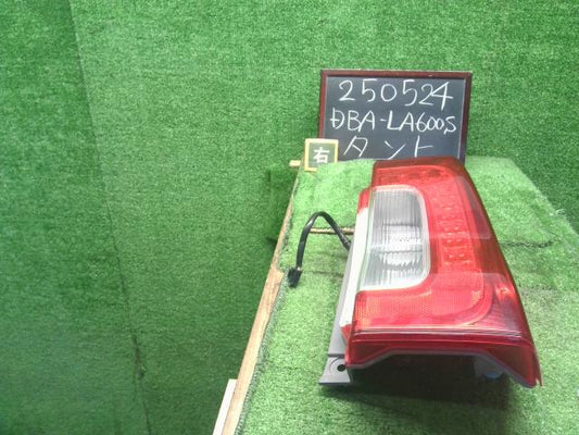 【中古】タント DBA-LA600S 右テールランプ 81551-B2350 自社品番250524 S28