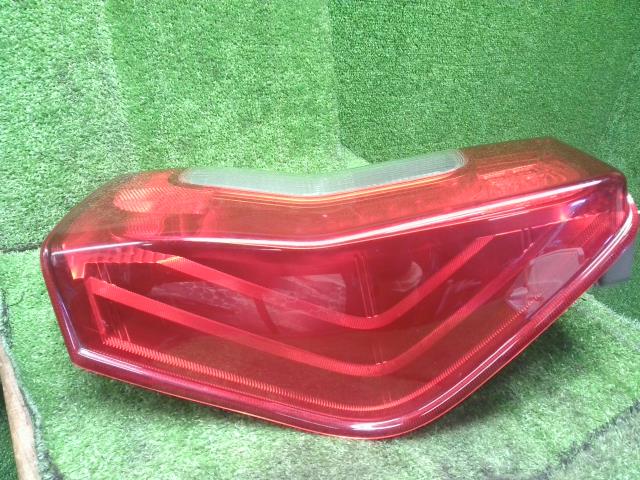 【中古】タント DBA-LA600S 右テールランプ 81551-B2350 自社品番250524 S28