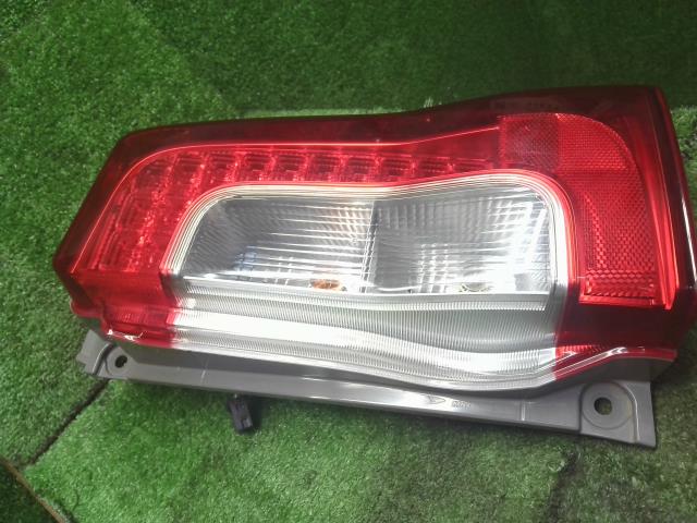 【中古】タント DBA-LA600S 右テールランプ 81551-B2350 自社品番250524 S28