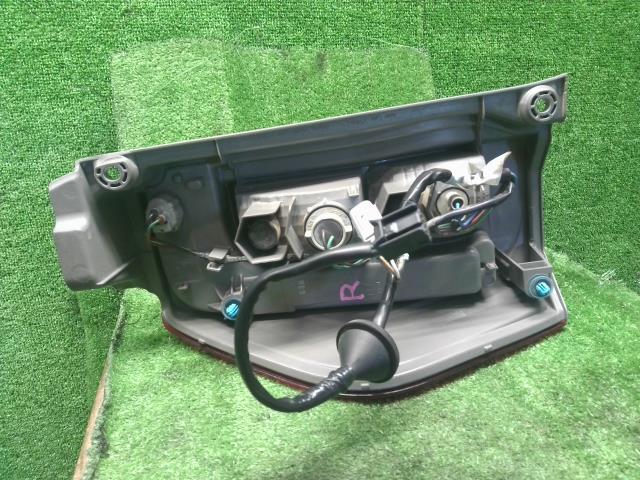 【中古】タント DBA-LA600S 右テールランプ 81551-B2350 自社品番250524 S28