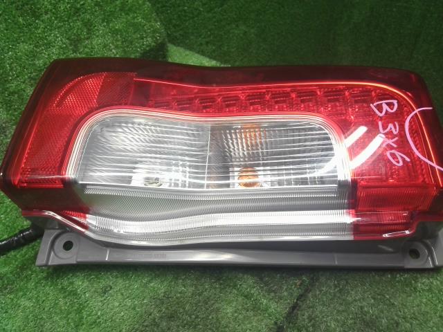 【中古】タント DBA-LA600S 左テールランプ 81561-B2350 自社品番250524 S28